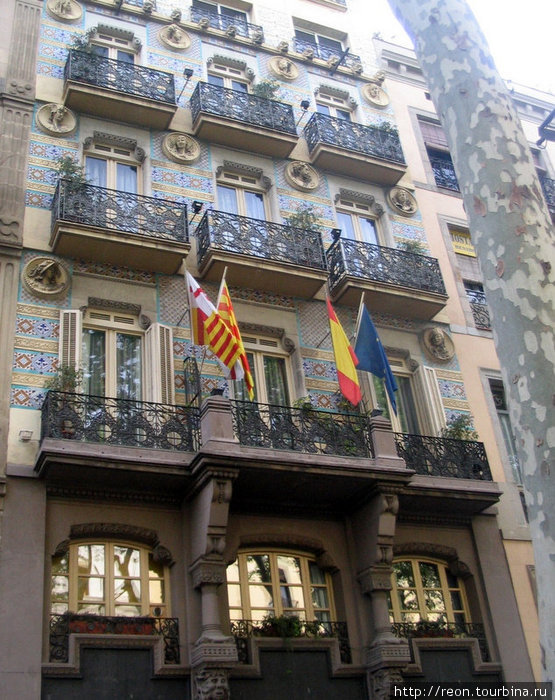 Наряду с испанскими, здания украшают и каталонские флаги Барселона, Испания