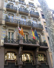 Наряду с испанскими, здания украшают и каталонские флаги