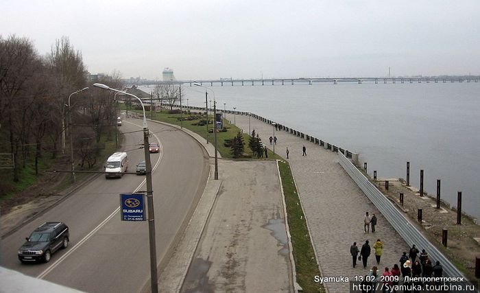 С пешеходного мостика открывается вид на набережную Днепра. Надо отметить, что набережная в Днепропетровске имеет протяженность 23 километра. Днепр, Украина