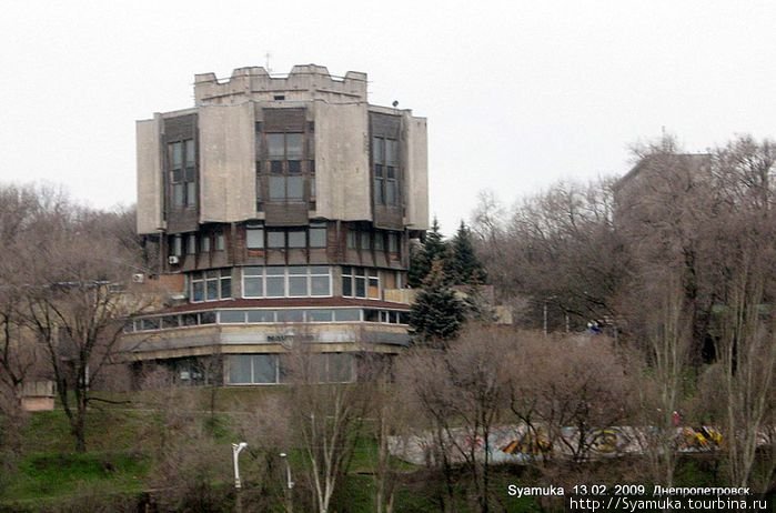 Ресторан в парке на высоком берегу (вид с пешеходного мостика). Сейчас там ночной клуб. Днепр, Украина