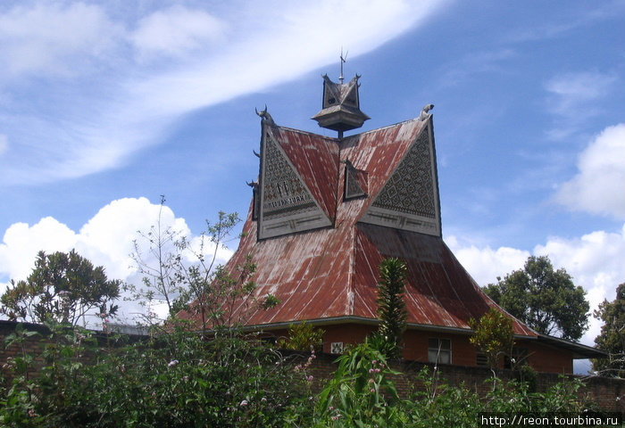Одна из самых оригинальных каро-батакских крыш, с элементами фрактальной архитектуры Суматра, Индонезия