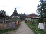 Улица в батакской деревне. Традиционные дома перемежаются с обычными