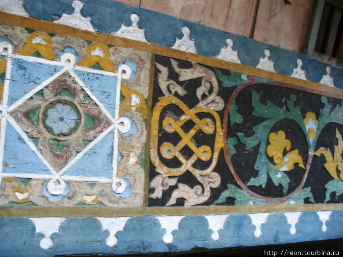 Нижний ярус домов бывает украшен оригинальными орнаментами Суматра, Индонезия