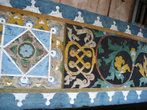Нижний ярус домов бывает украшен оригинальными орнаментами
