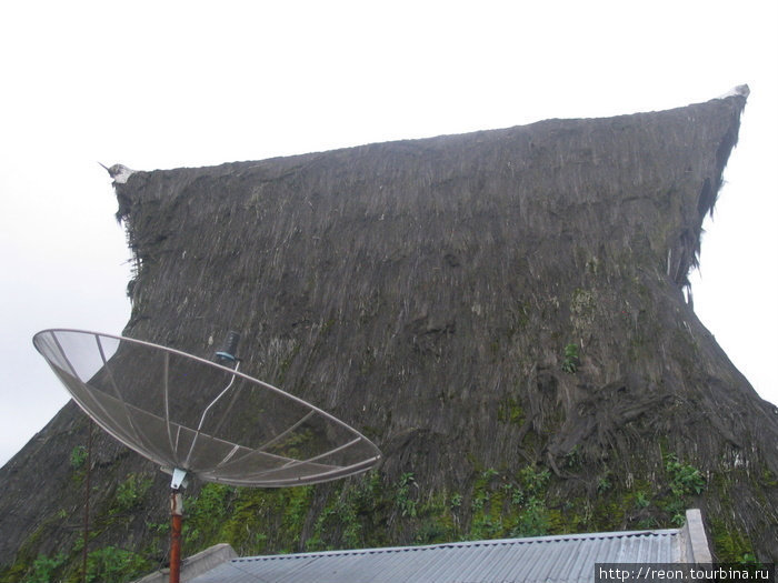 Особенно оригинально смотрятся на фоне этих крыш спутниковые тарелки Суматра, Индонезия