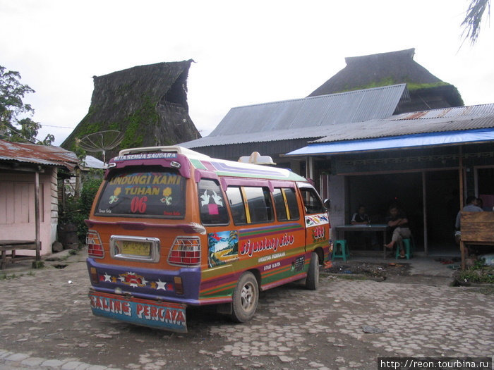 Уезжаем из Лингга на вот таком типичном индонезийском микробусике Суматра, Индонезия