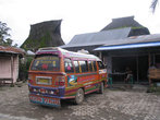 Уезжаем из Лингга на вот таком типичном индонезийском микробусике