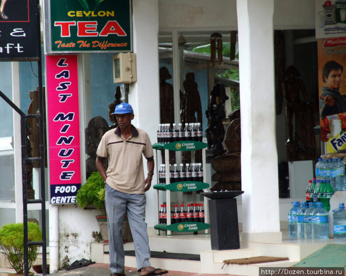 больших толп туристов в магазинчиках замечено не было Калутара, Шри-Ланка