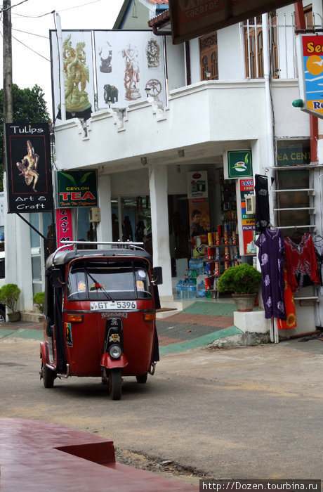 обычный вид туристической зоны Ш-Л: тук-тук и магазинчики Калутара, Шри-Ланка