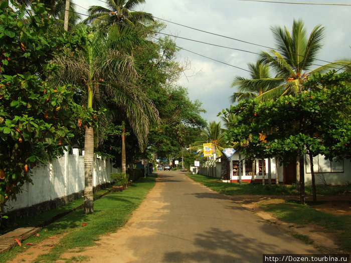 Слева — забор отеля Калутара, Шри-Ланка