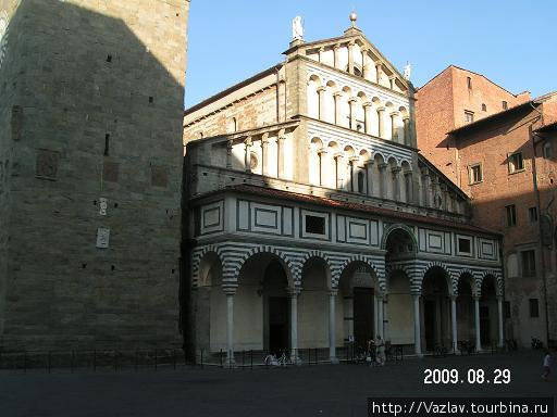 Фасад собора; башня в кадр не влезла Пистоя, Италия