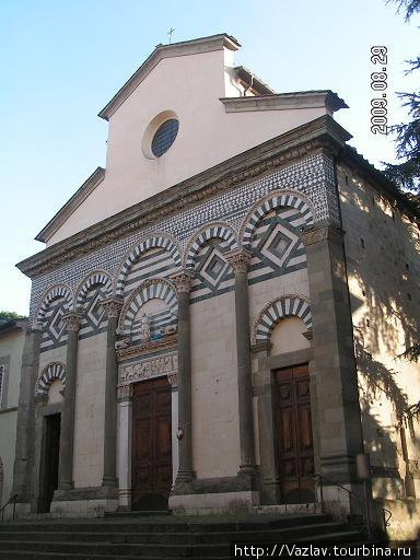 Парадный вход в собор Пистоя, Италия