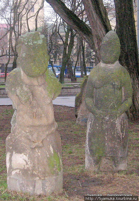 Даже трудно представить, сколько этим статуям лет,  кто их автор, и как складывалась их жизнь... Днепр, Украина