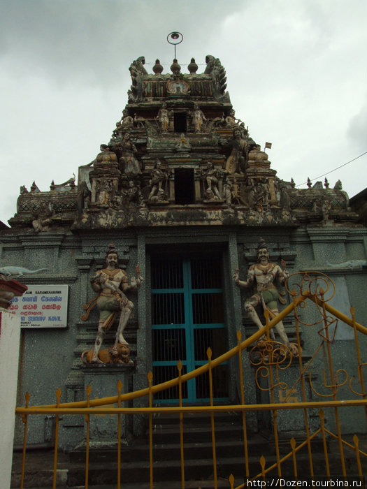 Так храм выглядит снаружи. Эти фотки были последними — после того как храм уже закрыли Галле, Шри-Ланка