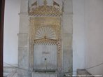 Перед молитвой мусульмане совершают обряд омовения . Для этого ритуала в Ханском дворце предназначен был Золотой фонтан, стоящий в Дворике фонтанов, неподалеку от входа в Малую ханскую мечеть.