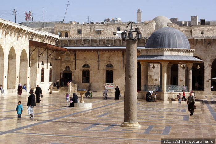 Во дворе мечети Омейядов Алеппо, Сирия