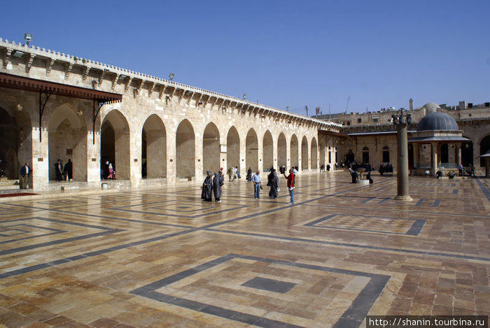 Огромный двор — в мечети Омейядов. Алеппо, Сирия