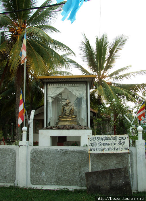 Шри-Ланка. Калутара. Буддисткий храм. Калутара, Шри-Ланка