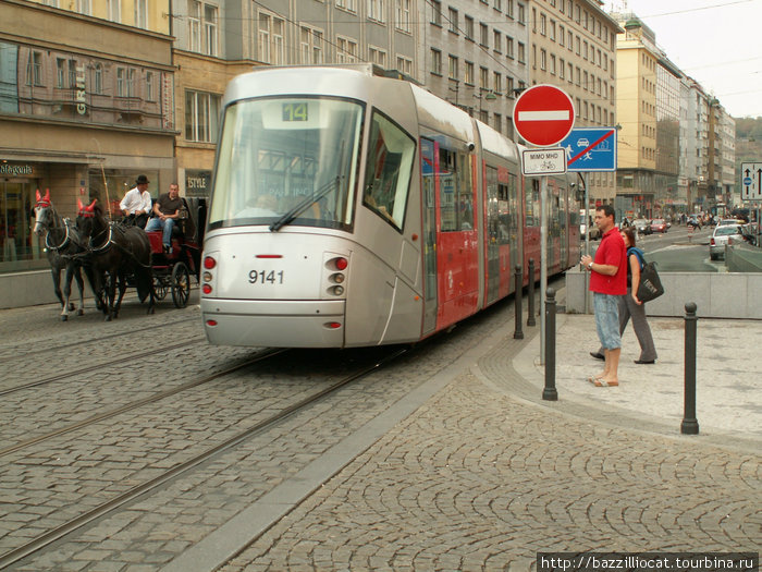 Транспортные средства разных эпох :) Прага, Чехия