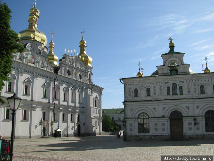 Вид на Успенский собор (слева) и Трапезную палату (справа) Киев, Украина