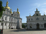 Вид на Успенский собор (слева) и Трапезную палату (справа)