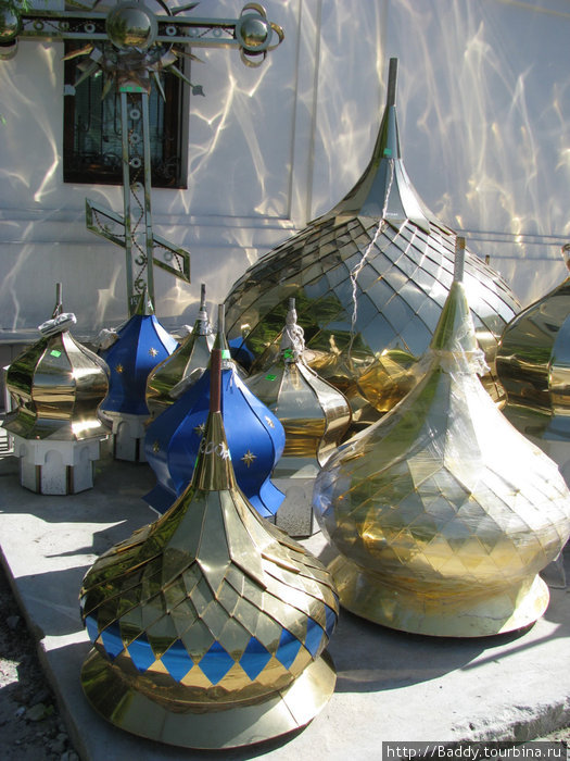 Золоченые купола и кресты. Киев, Украина