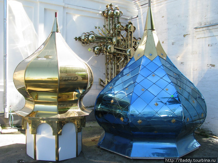 Золоченые купола и кресты. Киев, Украина