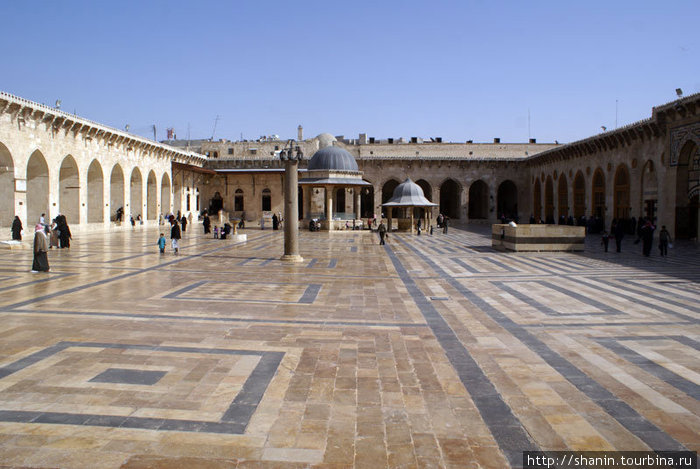 Просто очень большой двор (разве что в мечети Омейядов в Дамаске еще больше). Алеппо, Сирия