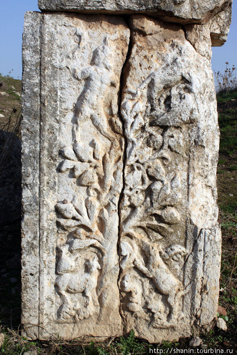 Камень с барельефом, посвященным церемонии из культа Диониса Афамия, Сирия