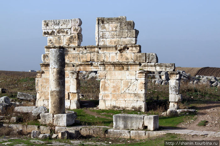 Стена и колонна Афамия, Сирия