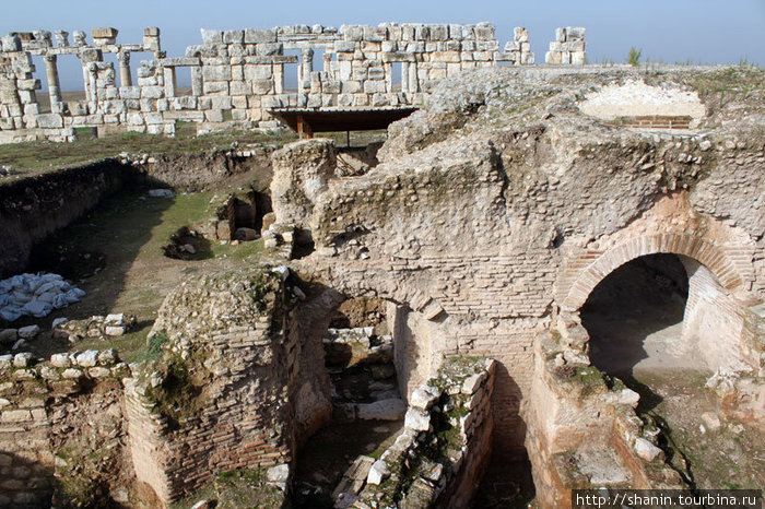 Вид на руины бани Афамия, Сирия