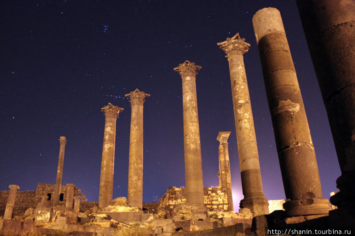 Колонны и звездное небо (строчку точек оставил пролетавший в тот момент самолет) Босра, Сирия