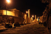 Улочка с колоннами в Босре ночью