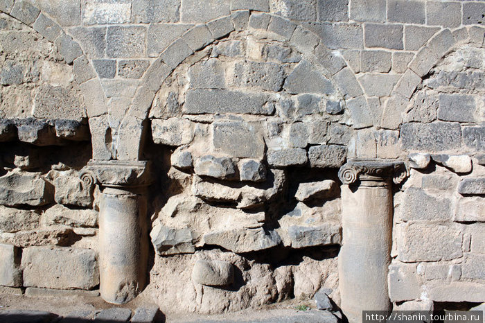 Колонны, арки и каменная стена Босра, Сирия