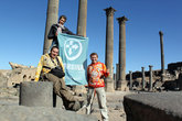 Участники кругосветки Мир без виз на руинах Босры