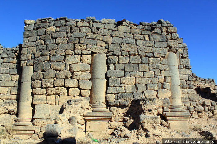 Колонны и каменная кладка — все из черного базальта Босра, Сирия