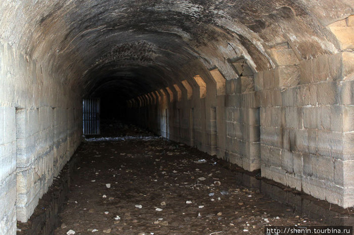 Старинное метро — подземный туннель под центральной улицей Старой Босры Босра, Сирия