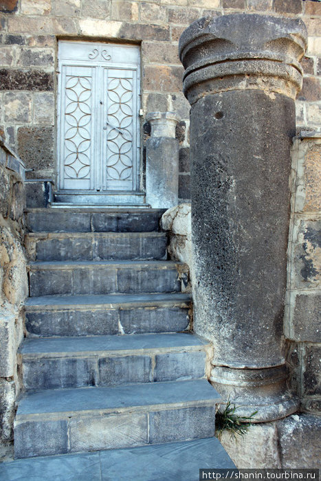 Лестница к входу в дом Босра, Сирия