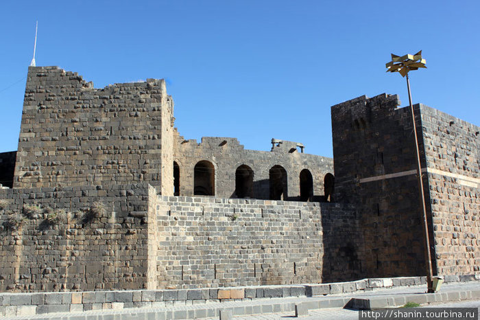 Крепость-амфитеатр тоже строили из черного базальта Босра, Сирия