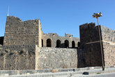 Крепость-амфитеатр тоже строили из черного базальта