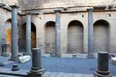 Внутренний дворик на территории крепости-амфитеатра