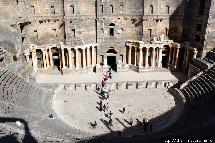 Вид на амфитеатр с последнего зрительского ряда Босра, Сирия