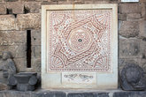 Мозаика у входа в крепость-амфитеатр