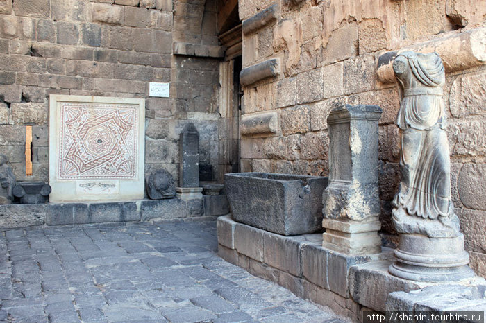 У входа в крепость-амфитеатр Босра, Сирия