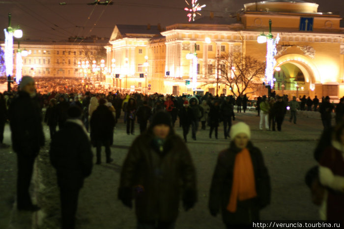 Дороги в центре города перекрыли для движения машин. И по ним ходили толпы веселых, немного замерзших людей. Санкт-Петербург, Россия