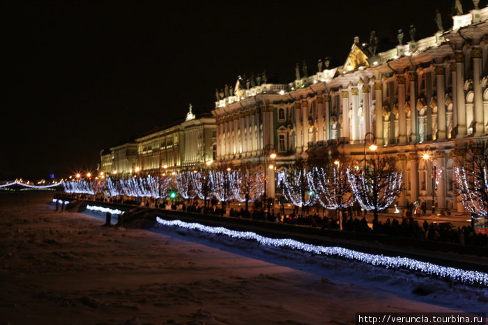 Зимний дворец и Дворцовая набережная. Санкт-Петербург, Россия