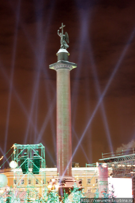 Александрийский столп в разноцветных лучах прожекторов выглядел, как никогда празднично. Санкт-Петербург, Россия