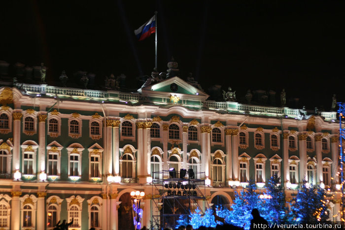 Зимний дворец и синие елки. Санкт-Петербург, Россия