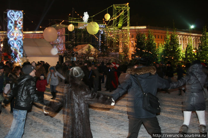 И гости праздника согревались хороводами. Санкт-Петербург, Россия