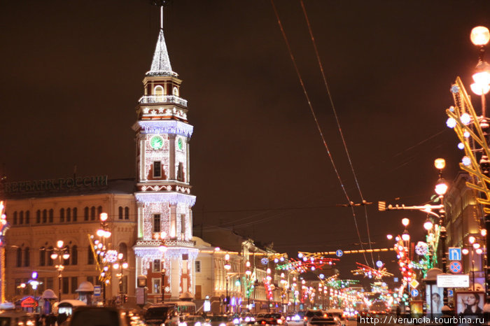 Невский пр.- самая праздничная улица города. Санкт-Петербург, Россия